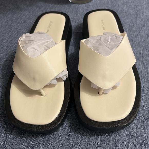 NIB PrettyLittleThing Women’s Sz 7 Cream Chunky Sandal Toe Flip Flops - Picture 3 of 6